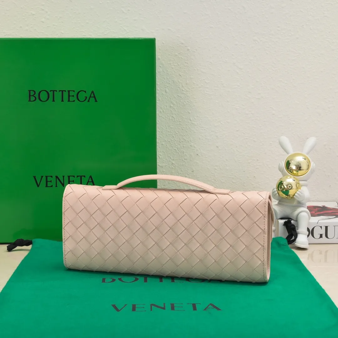 The batch of 1360 BV Andiamo evening handbags has been heavily planted again~ The designer aesthetics in the era of economic downturn are back. I fall in love with it at first sight and can't put it down. It's so beautiful and full of aura. The shape and texture are very competitive. It's light in weight and has sufficient capacity. It's a must-have for fashionistas. It's suitable for many occasions, minimalist, high-end and light luxury. Model No.: 741511 Size: 31*13*3cm